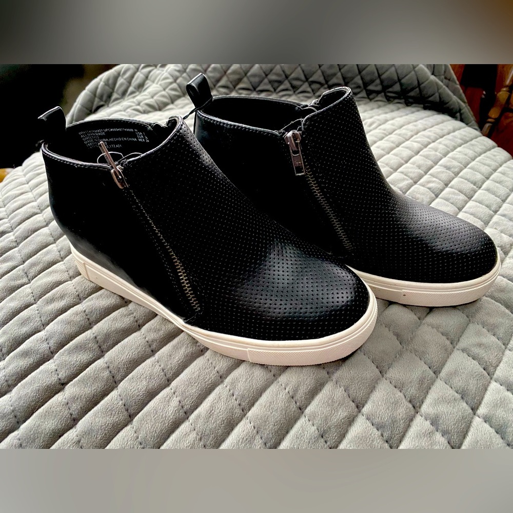 Time and Tru zipper booties - black - size 7W